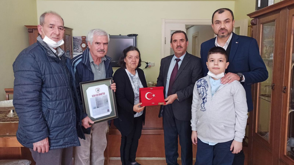 18 Mart Şehitleri Anma Günü kapsamında; Şehit Öğretmen Esra AKKAYA'nın ailesini ziyaret ettik.